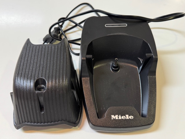 Miele Ladegerät mit Li-Ion Akku für Triflex HX2 Pro | Noch mit 2 Bürstenwalze | Zustand: Sehr Gut