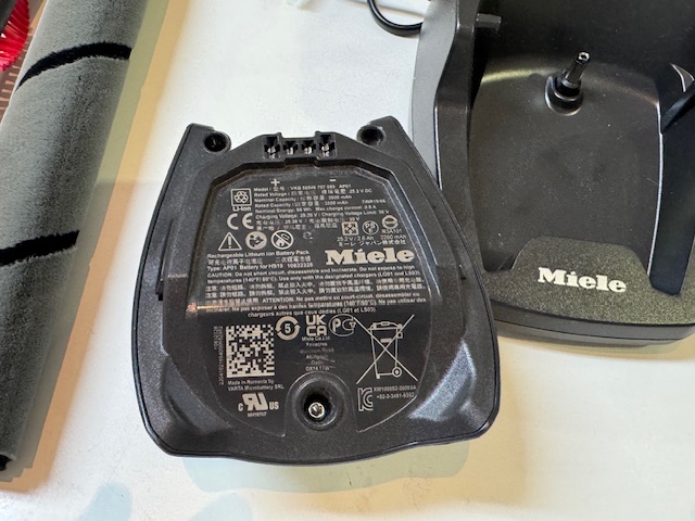 Miele Ladegerät mit Li-Ion Akku für Triflex HX2 Pro | Noch mit 2 Bürstenwalze | Zustand: Sehr Gut – Bild 2