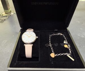 Emporio Armani Women Ar8039 Box Set |  Leather Analog Watch Bracelet Earrings | ite Dial | Pink Band | Zustand: Sehr Gut