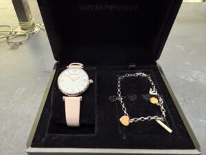 Emporio Armani Women Ar8039 Box Set |  Leather Analog Watch Bracelet Earrings | ite Dial | Pink Band | Zustand: Sehr Gut