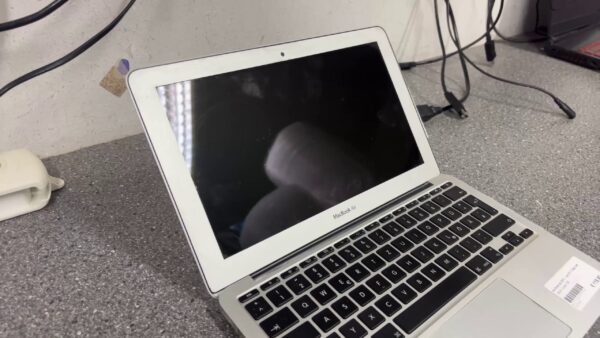 Apple Macbook 2013 A1465 | core i5 1 |3Ghz |  4GB RAM |  128GB |  200 Zyklen | Zustand: Gut – Bild 3