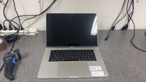 Apple Macbook Pro (2017) | i7 2 |9GHz |  16GB RAM |  512Gb SSD |  Linker Lautsprecher Defekt |  Akku schwach |  Ohne Betriebsystem | Zustand: Schlecht