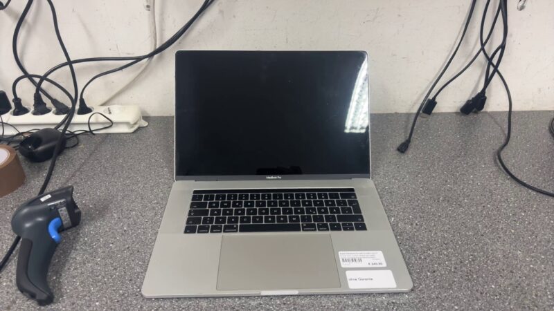 Apple Macbook Pro (2017) | i7 2 |9GHz |  16GB RAM |  512Gb SSD |  Linker Lautsprecher Defekt |  Akku schwach |  Ohne Betriebsystem | Zustand: Schlecht