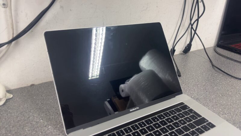 Apple Macbook Pro (2017) | i7 2 |9GHz |  16GB RAM |  512Gb SSD |  Linker Lautsprecher Defekt |  Akku schwach |  Ohne Betriebsystem | Zustand: Schlecht – Bild 3