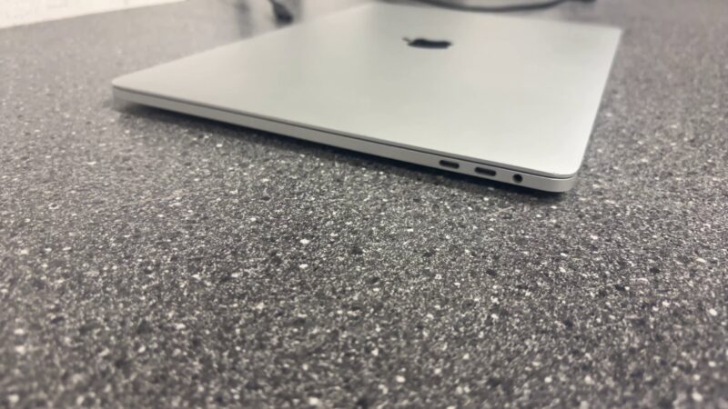 Apple Macbook Pro (2017) | i7 2 |9GHz |  16GB RAM |  512Gb SSD |  Linker Lautsprecher Defekt |  Akku schwach |  Ohne Betriebsystem | Zustand: Schlecht – Bild 5