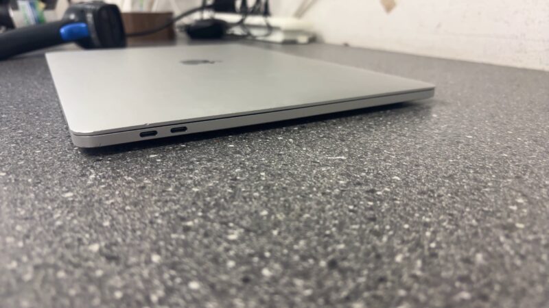 Apple Macbook Pro (2017) | i7 2 |9GHz |  16GB RAM |  512Gb SSD |  Linker Lautsprecher Defekt |  Akku schwach |  Ohne Betriebsystem | Zustand: Schlecht – Bild 6