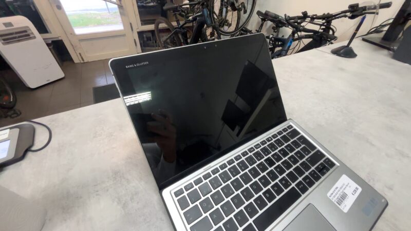 Hp Elite X2 I5-7300u  | i5-7300U |  8GB RAM |  256GB SSD 
HD Graphic 620  | Tauch  | hat ein fleck am Display  | Zustand: Gut – Bild 3
