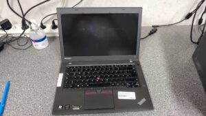 Lenovo Thinkpad T450  | Core i5-5300U |  8GB RAM |  1TB SSD |  Windows 11 |  Ladegerät |  schwarzer Punkt auf dem Display | Zustand: Gut