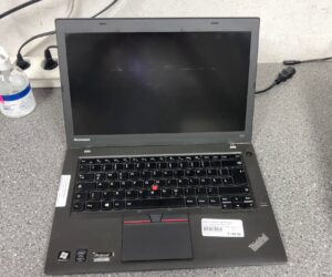 Lenovo Thinkpad T450  | Core i5-5300U |  8GB RAM |  1TB SSD |  Windows 11 |  Ladegerät |  schwarzer Punkt auf dem Display | Zustand: Gut