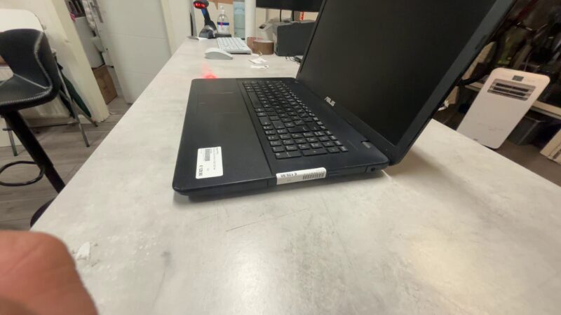 Asus F751L | i5-5500U |  8GB RAM |  512GB HDD |  hat pixelfehler | Zustand: Gut – Bild 2