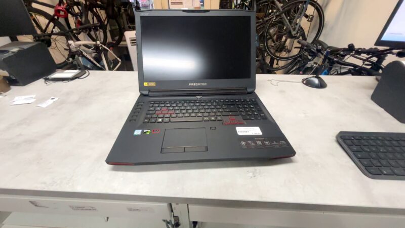 Predator 17 i7-6700HQ  16GB RAM  |  256GB SSD +1TB HDD GTX 970M 3GB  Funktioniert nicht ohne ladegerät mit Ladegerät  | Zustand: Gut