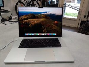 Apple Macbook Pro 16 Zoll M1 Max | MacBook Pro m1 max 16 zoll | 2021
Speicher 32GB 
1TB Festplatte 
Zyklenazahl:150
mit Originalverpackung. Ladegerät | Zustand: Gut