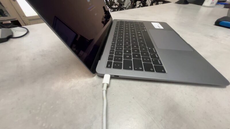 Apple Macbook Air 2018 A1932 | i5 1 |6 GHz |  8GB RAM |  128GB |  Zyklen 305 | Zustand: Gut – Bild 5