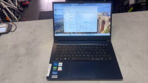 Captiva Nv40mk Laptop  | Das Display gehäuse ist auf der seite aufgerissen !!i5-1135g7 |  16GB RAM |  1TB SSD |  RTX 3050Ti |  Ladegerät | Zustand: Sehr Gut