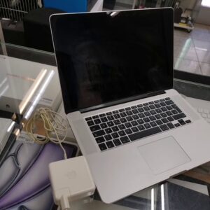 Macbook Pro - Retina 15 Zoll, 2013  | Core i7 2GHz | 8 GB Ram | 256 GB SSD | 702 Ladezyklen | Zustand: Gut