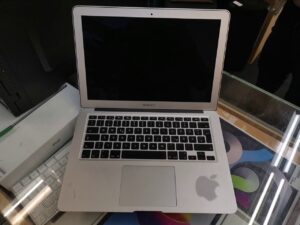 Macbook Air (13-inch,Mind 2011 ) | 4 GB Ram 256 GB SSD 474 Ladezyklen  | Zustand: Gut