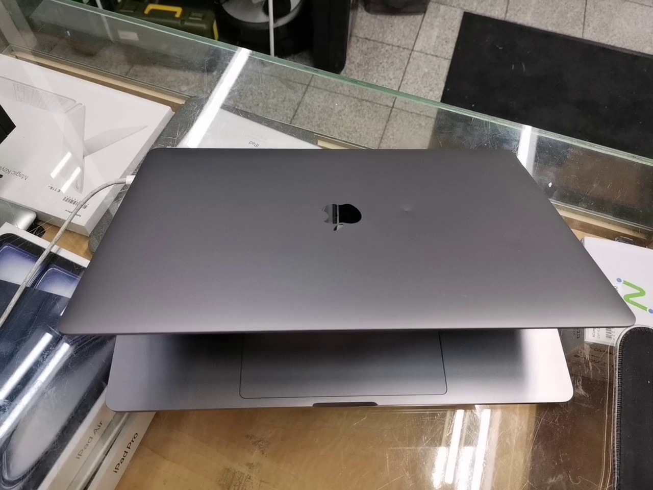 Macbook Pro Core I9 2019 | 32.00 GB 500 GB SSD 508 Ladezyklen | Zustand: In Ordnung – Bild 3