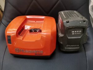 Husqvarna Ladegerät +akku  Bli200x  | Zustand: Gut
