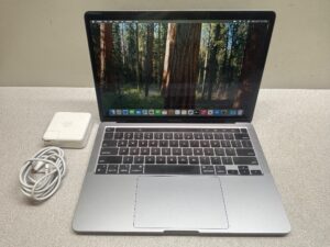 Apple MacBook Pro 13.3", silber 2022  | M2 - 8 Core CPU  |  10 Core GPU | 8GB RAM | 256GB SSD | DE  |  Ladezyklen: 258 | Zustand: Sehr Gut
