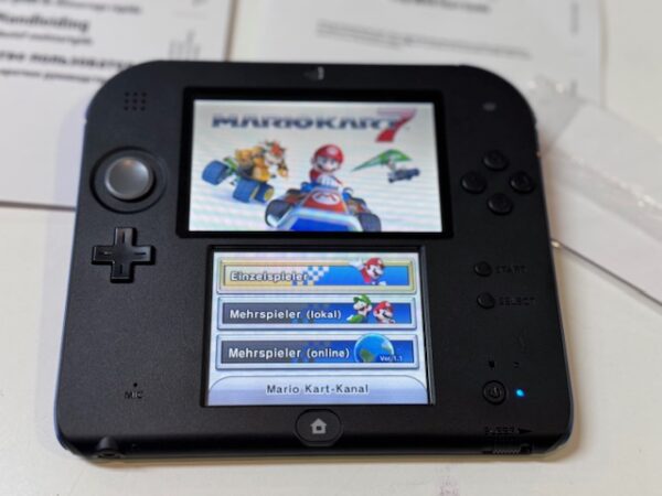 Nintendo 2DS Mario Kart 7 Edition  | Mit Verpackung  |  Ladegerät  |  Anleitung  | Zustand: Sehr Gut | Farbe: schwarz – Bild 3