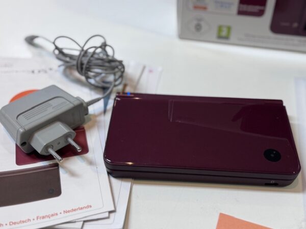 Nintendo Dsi Xl - Konsole, Bordeauxrot | Mit Verpackung  |  Ladegerät  |  Anleitung    | Zustand: Gut – Bild 2