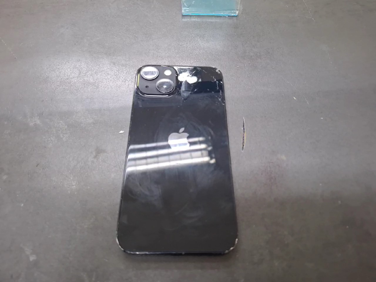 iPhone 13 128GB | hinten ist gebrohen | Ladeanschluss muss man reparieren | SimLock: Frei | Zustand: In Ordnung | Farbe: Mitternacht | Akku: 90% – Bild 2