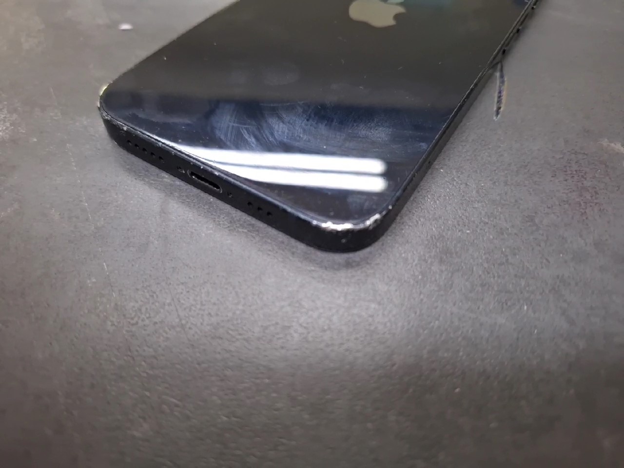 iPhone 13 128GB | hinten ist gebrohen | Ladeanschluss muss man reparieren | SimLock: Frei | Zustand: In Ordnung | Farbe: Mitternacht | Akku: 90% – Bild 3