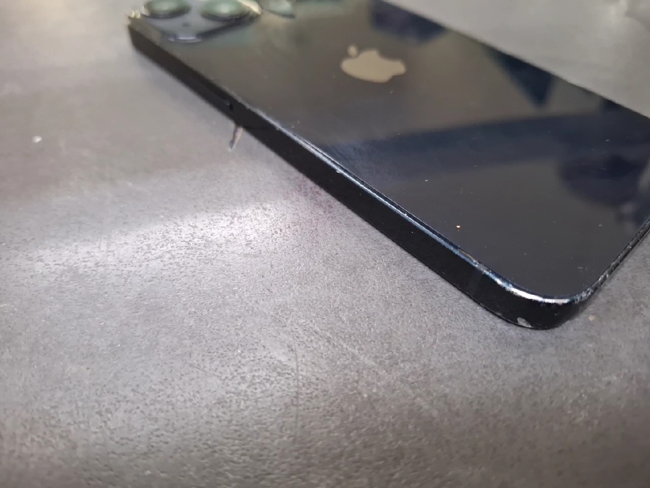 iPhone 13 128GB | hinten ist gebrohen | Ladeanschluss muss man reparieren | SimLock: Frei | Zustand: In Ordnung | Farbe: Mitternacht | Akku: 90% – Bild 4