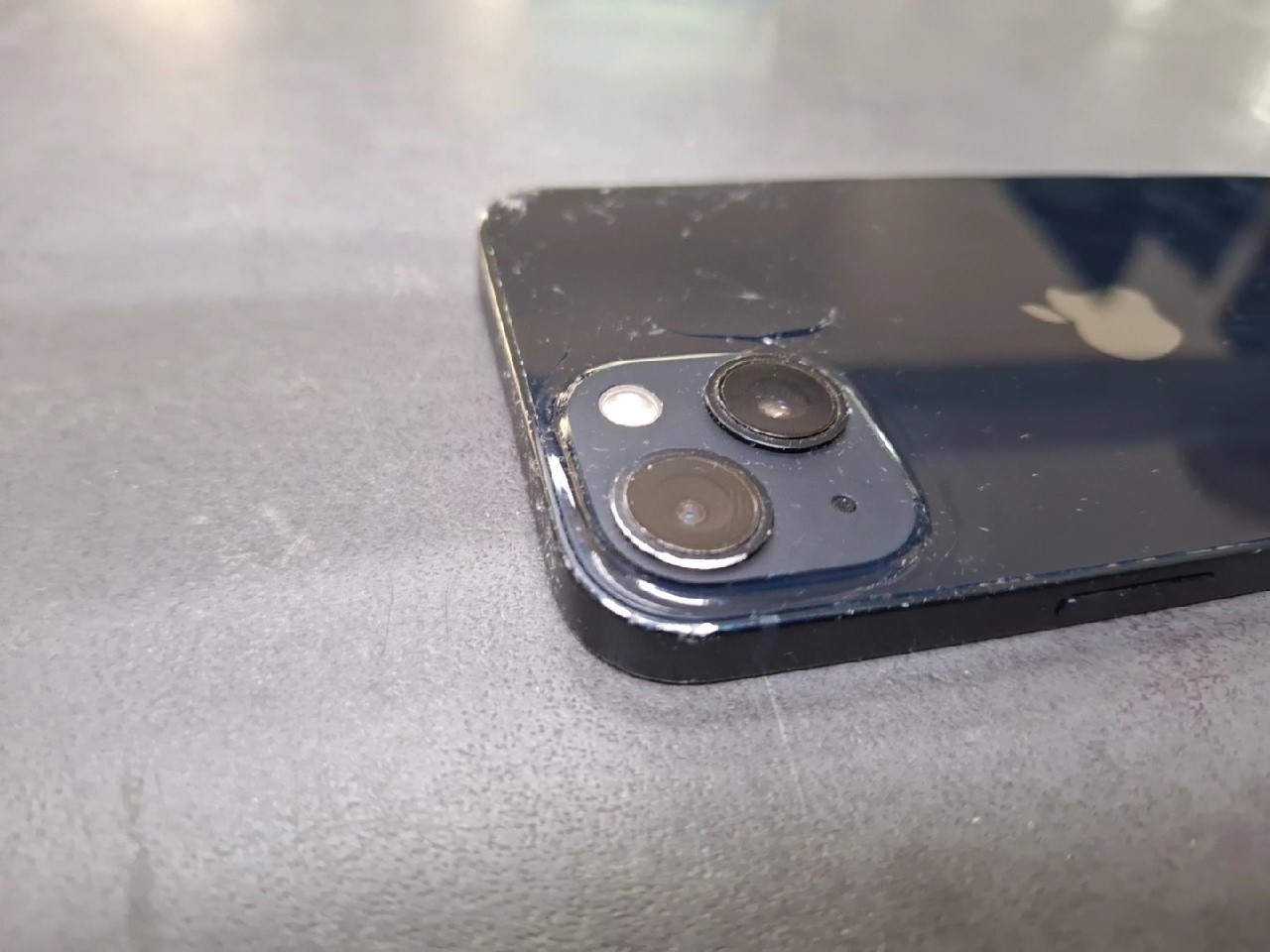 iPhone 13 128GB | hinten ist gebrohen | Ladeanschluss muss man reparieren | SimLock: Frei | Zustand: In Ordnung | Farbe: Mitternacht | Akku: 90% – Bild 5