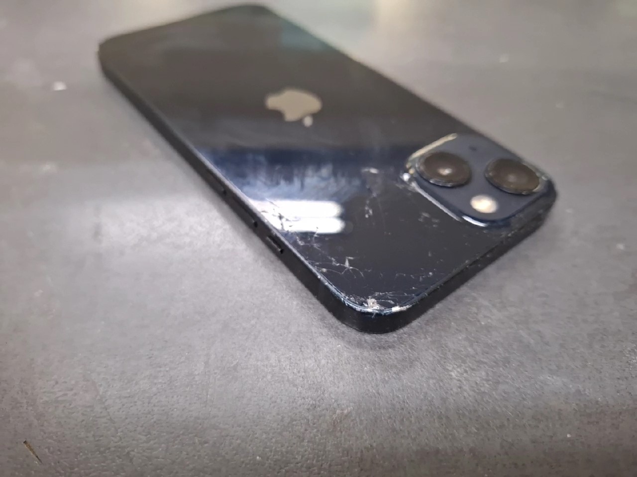 iPhone 13 128GB | hinten ist gebrohen | Ladeanschluss muss man reparieren | SimLock: Frei | Zustand: In Ordnung | Farbe: Mitternacht | Akku: 90% – Bild 6