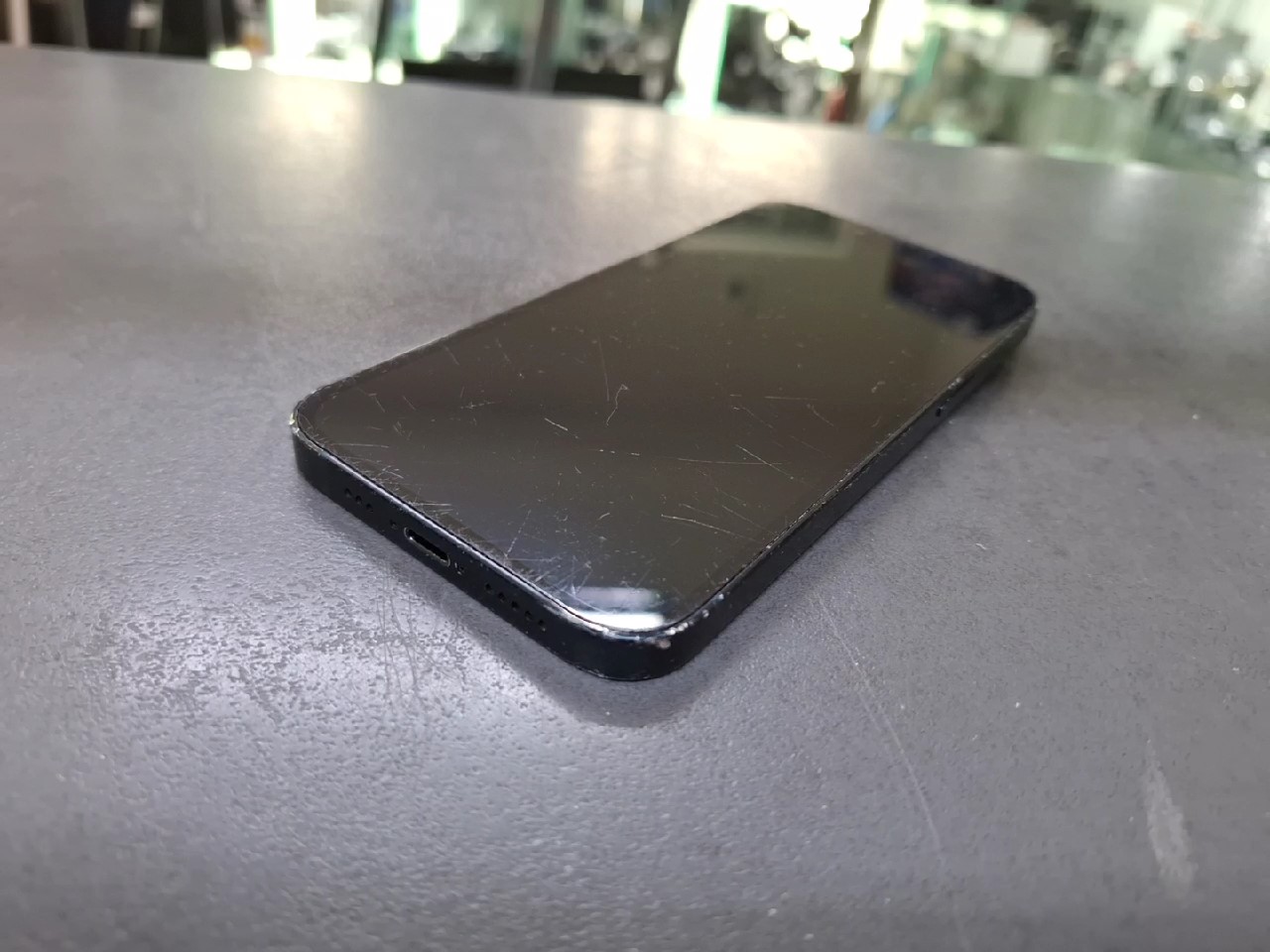 iPhone 13 128GB | hinten ist gebrohen | Ladeanschluss muss man reparieren | SimLock: Frei | Zustand: In Ordnung | Farbe: Mitternacht | Akku: 90% – Bild 7