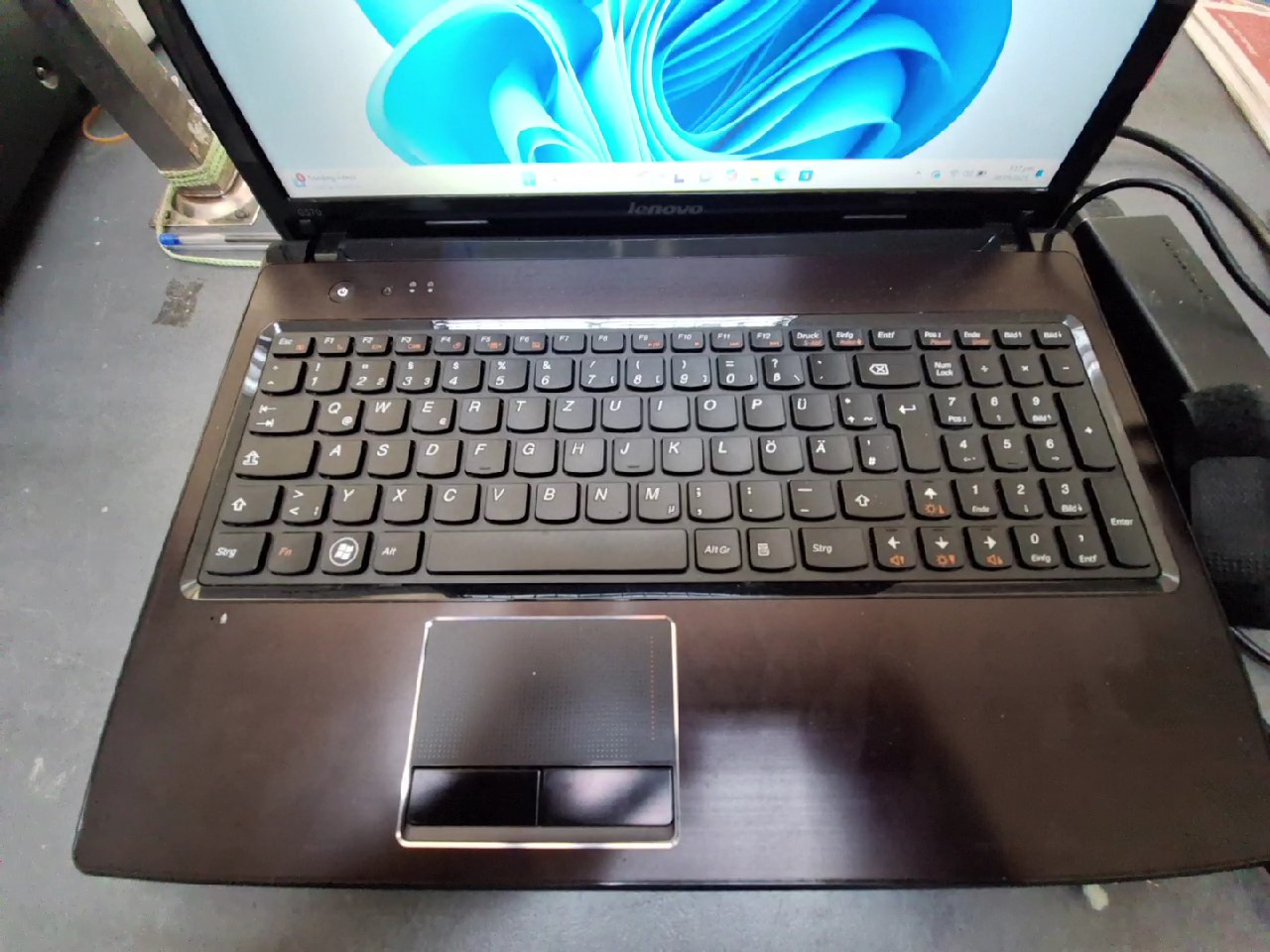 Lenovo G570 | i5-2450M | 8Gb Ram | 256Gb SSD | 500gb HDD | Ladegerät | Zustand: Sehr Gut – Bild 2