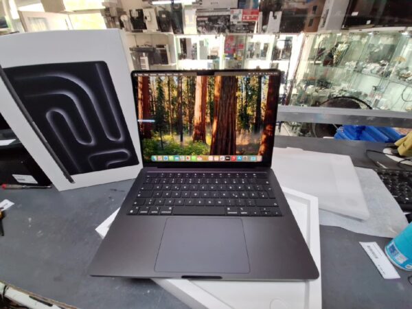 Macbook Pro (14Zoll, M4, 2024)16gb, 512gb, De | mit Originalverpackung | Zyklen 7 | mit org. Rechnung Apple(1893¬ ) vom 04.03.2025 | Apple Garantie bis 3. März 2026 | Zustand: Sehr Gut – Bild 2