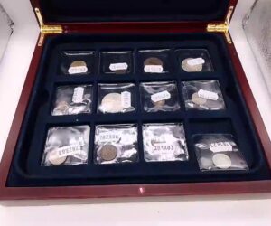 42x Sammel-Münzen 2x Holzbox, Verschiedene Münzen in 2 Sammlerkassetten (Edelholz-Optik). Einzeln verpackt. | Zustand: Sehr Gut