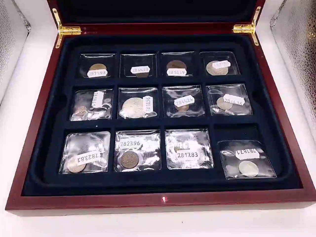 42x Sammel-Münzen 2x Holzbox, Verschiedene Münzen in 2 Sammlerkassetten (Edelholz-Optik). Einzeln verpackt. | Zustand: Sehr Gut