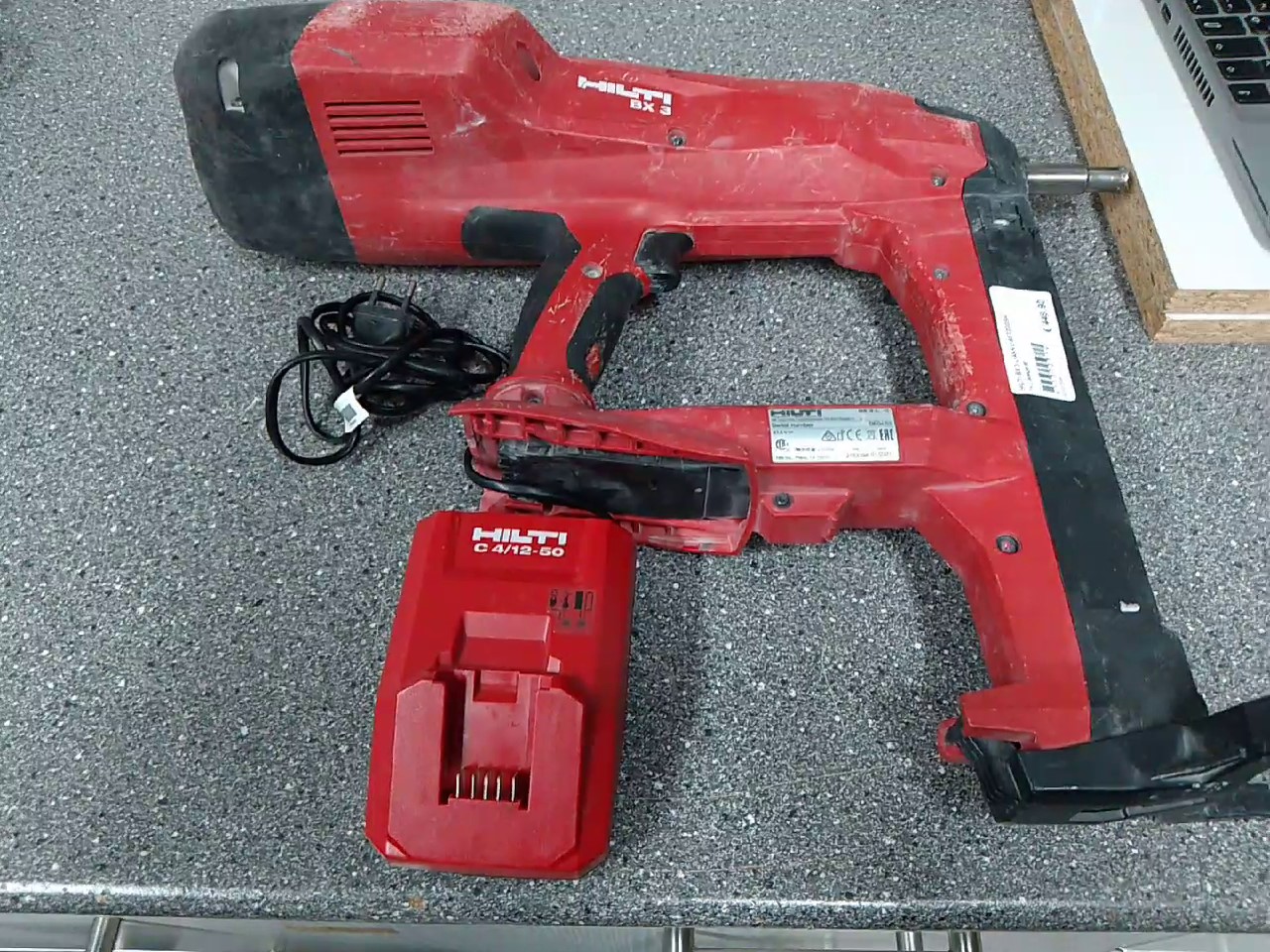 HILTI BX 3-L Akku-Setzgerät, Direktbefestiger Nagler inkl. Ladegerät C 4,12-50 Gebraucht. | Zustand: In Ordnung