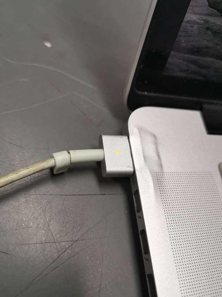 MacBook Pro 15 Retina (Mid 2015), 2.2 GHz Quad-Core i7, 16 GB RAM, 256 GB SSD, Intel Iris Pro. Ladekabel abgenutzt. | Zustand: In Ordnung – Bild 3