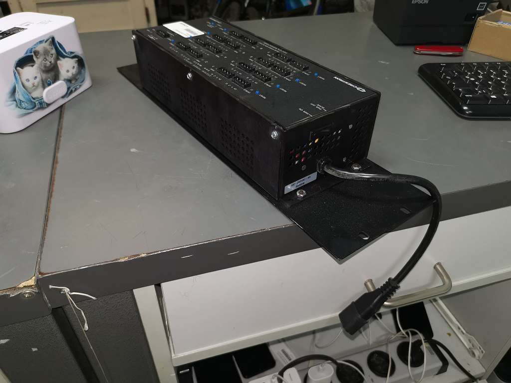 Crestron C2N-SPWS300, Cresnet Stromversorgung, 8 Ausgänge (max. 75W), 16 Cresnet Ports, 24VDC, inkl. Rack-Winkel. | Zustand: Gut – Bild 2