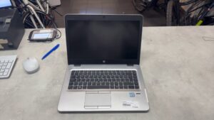 HP EliteBook 840 G3, i5-6200U, 8GB RAM, 256GB SSD, 14" FHD (1920x1080), QWERTZ, Kratzer am Palmrest. | Zustand: Gut