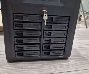 Synology DiskStation DS3612xs, 12-Bay NAS Server, 10x 3TB HDDs (30TB), Intel Core i3, 10GbE ready, Kratzer Seitenwand. | Zustand: Gut