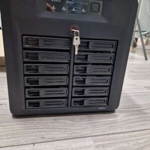 Synology DiskStation DS3612xs, 12-Bay NAS Server, 10x 3TB HDDs (30TB), Intel Core i3, 10GbE ready, Kratzer Seitenwand. | Zustand: Gut