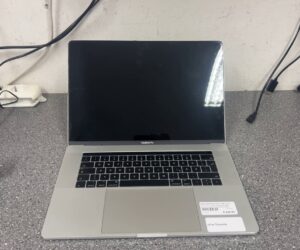 Apple MacBook Pro 15" (2017), i7 2.9GHz | 16GB | 512GB SSD | Radeon Pro 560 4GB. linker Lautsprecher defekt, Akku schwach, ohne OS, leichte Dellen. | Zustand: Schlecht