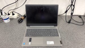 Lenovo IdeaPad 3 15IGL05, Pentium N5030 | 4GB RAM | 128GB SSD | 15.6 Zoll | Platinum Grey | Kratzer Deckel | Zustand: Gut