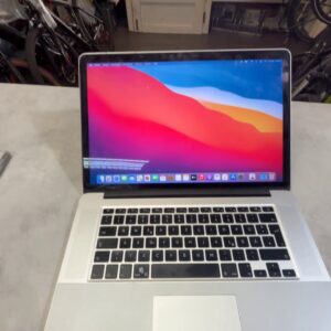 MacBook Pro 15" Retina (Ende 2013), i7 | 16GB | 512GB SSD, QWERTZ, Akku 1147 Zyklen (hoch), Riss an Scharnierabdeckung. | Zustand: In Ordnung