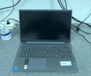 Lenovo IdeaPad 3 15.6", Intel Celeron 6305 | 4GB RAM | 128GB SSD | QWERTZ | Gebraucht (Kratzer auf Deckel) | Zustand: In Ordnung