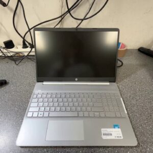 HP Laptop 15 Celeron N4500, 4GB RAM  |  128 GB SSD  |  Windows 10. Gebraucht, mit Inventar-Aufkleber auf der Handballenauflage. | Zustand: Sehr Gut