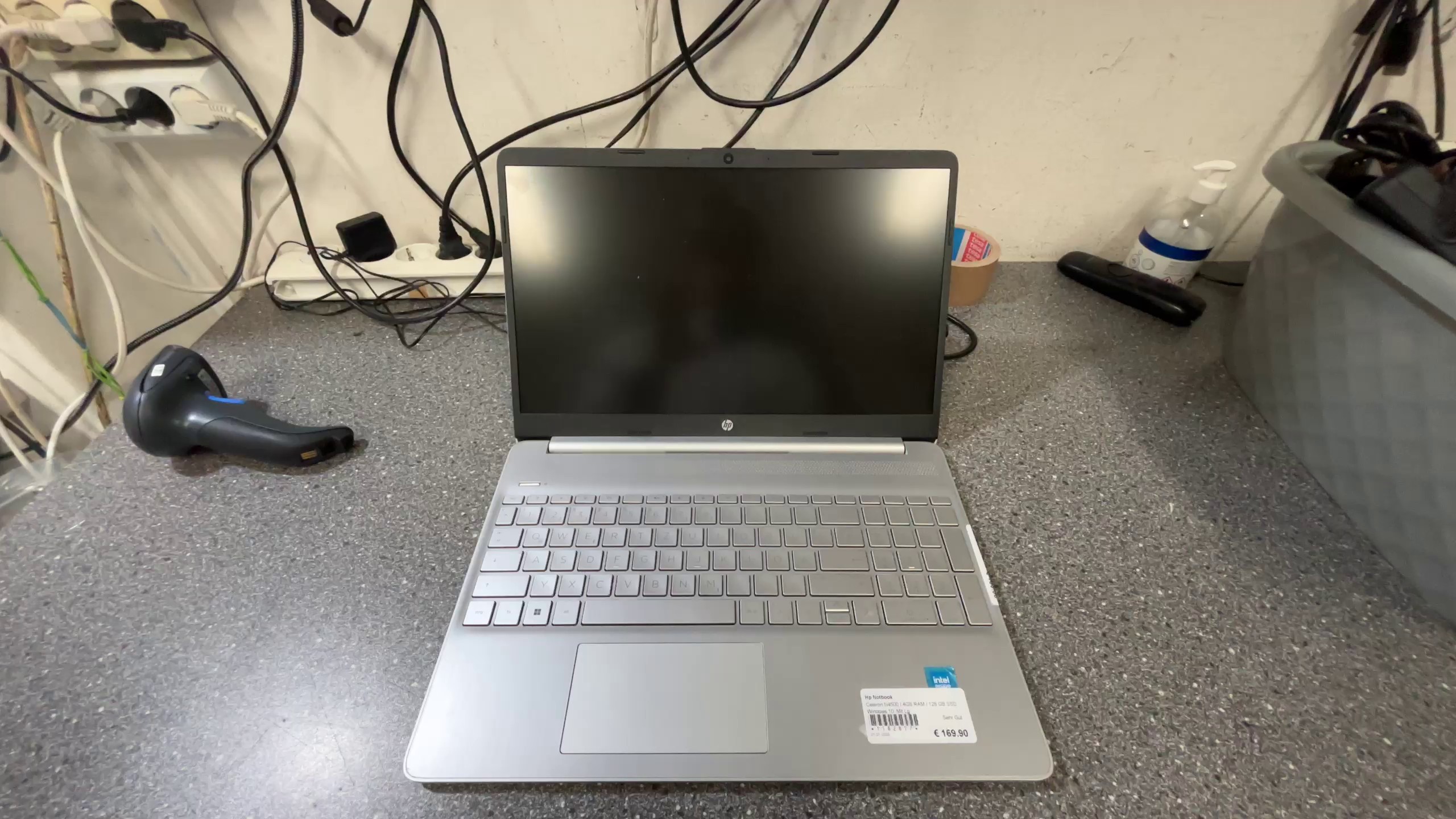 HP Laptop 15 Celeron N4500, 4GB RAM | 128 GB SSD | Windows 10. Gebraucht, mit Inventar-Aufkleber auf der Handballenauflage. | Zustand: Sehr Gut