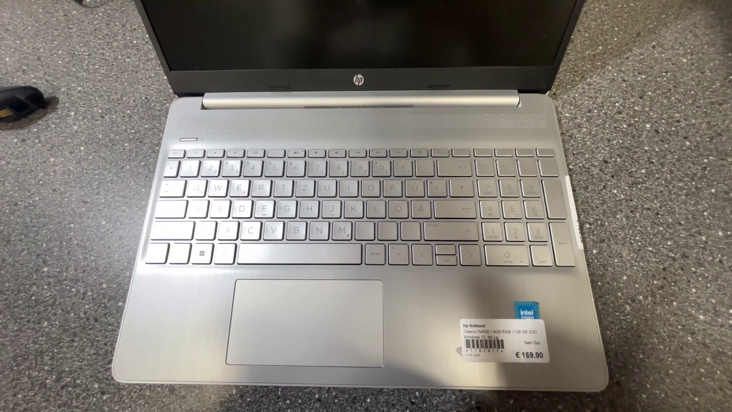 HP Laptop 15 Celeron N4500, 4GB RAM | 128 GB SSD | Windows 10. Gebraucht, mit Inventar-Aufkleber auf der Handballenauflage. | Zustand: Sehr Gut – Bild 2