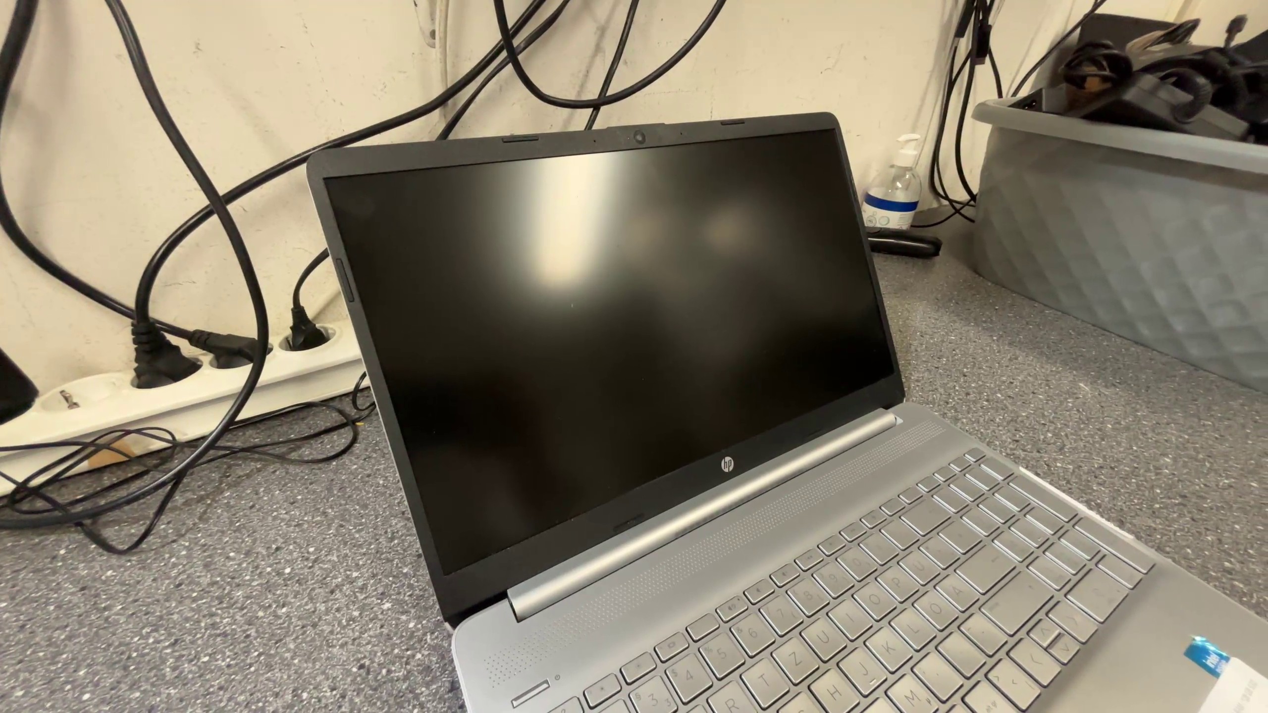 HP Laptop 15 Celeron N4500, 4GB RAM | 128 GB SSD | Windows 10. Gebraucht, mit Inventar-Aufkleber auf der Handballenauflage. | Zustand: Sehr Gut – Bild 3