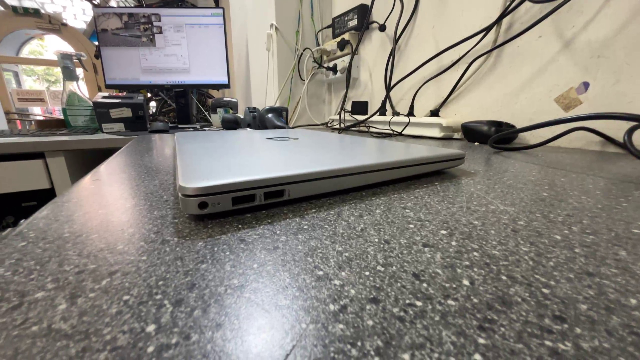 HP Laptop 15 Celeron N4500, 4GB RAM | 128 GB SSD | Windows 10. Gebraucht, mit Inventar-Aufkleber auf der Handballenauflage. | Zustand: Sehr Gut – Bild 6